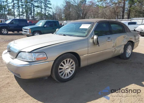 2004 Lincoln Town Car Signature z USA, uszkodzony, nr VIN 1LNHM81W34Y676843